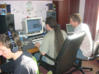 Voice Of Cod & Chris Organic - Working On Unusual Illusion In The Stooodio