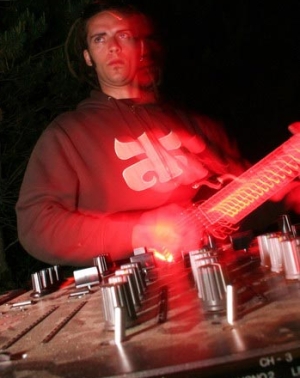 Vegetal Live with guitar